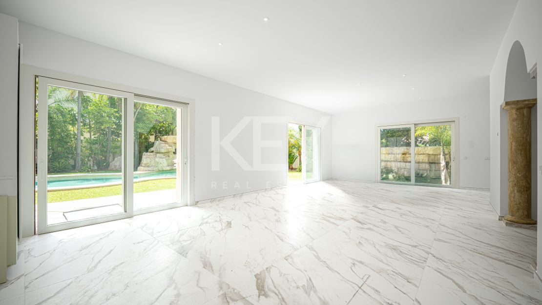 Classical Elegant Beachside Villa for Sale in Los Monteros, Marbella East