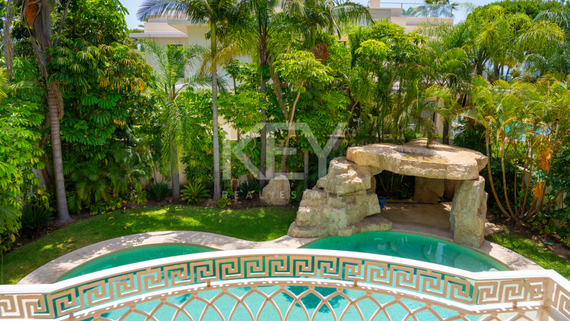 Classical Elegant Beachside Villa for Sale in Los Monteros, Marbella East