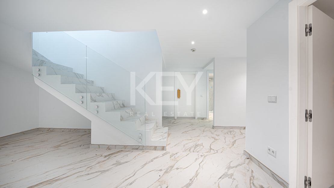 Classical Elegant Beachside Villa for Sale in Los Monteros, Marbella East