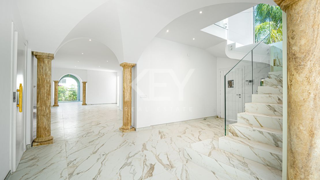 Classical Elegant Beachside Villa for Sale in Los Monteros, Marbella East