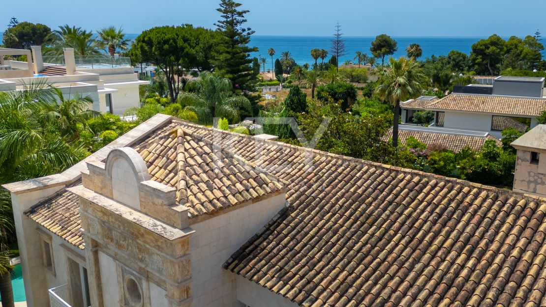 Classical Elegant Beachside Villa for Sale in Los Monteros, Marbella East