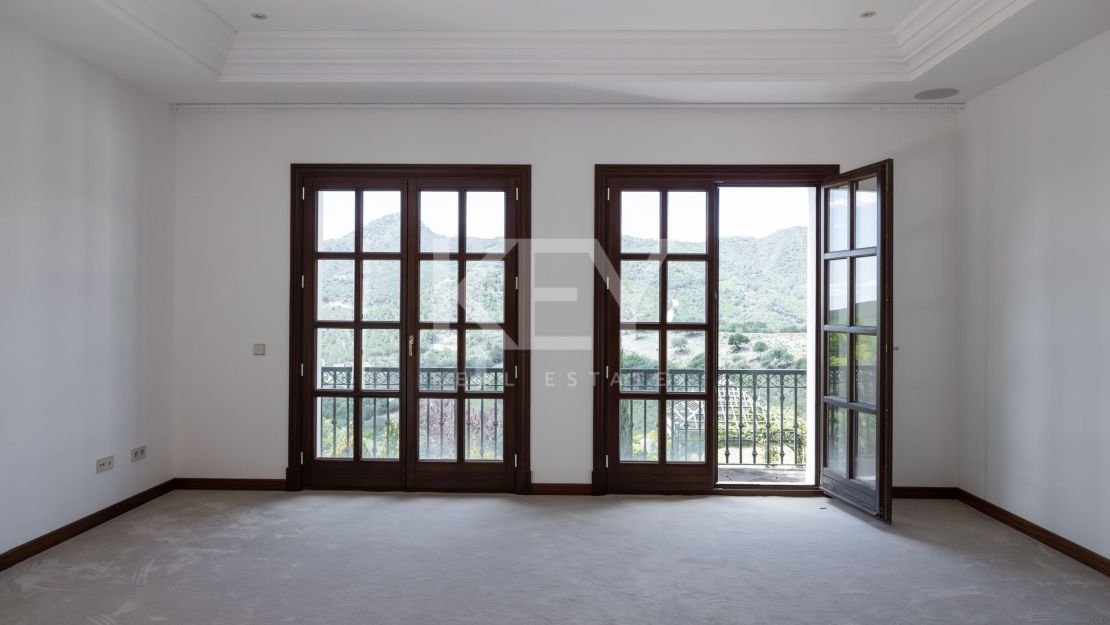 Luxury Mediterranean Classic Style Villa for Sale in La Zagaleta, Benahavís