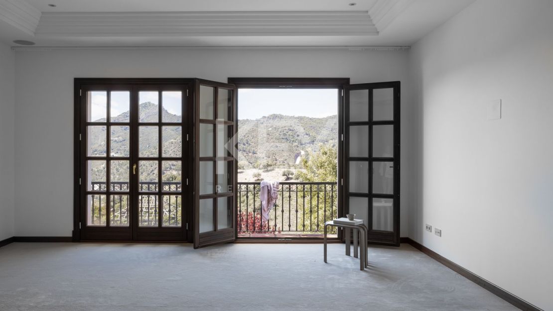 Luxury Mediterranean Classic Style Villa for Sale in La Zagaleta, Benahavís