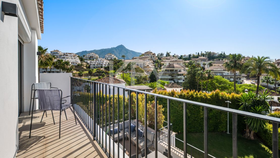 Contemporary Luxury Villa for Sale in Nueva Andalucía, Marbella