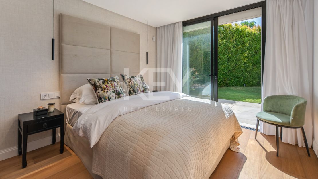 Contemporary Luxury Villa for Sale in Nueva Andalucía, Marbella