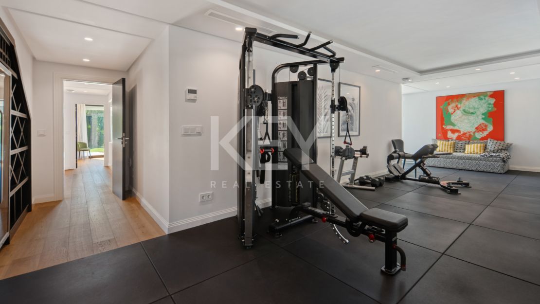 Contemporary Luxury Villa for Sale in Nueva Andalucía, Marbella