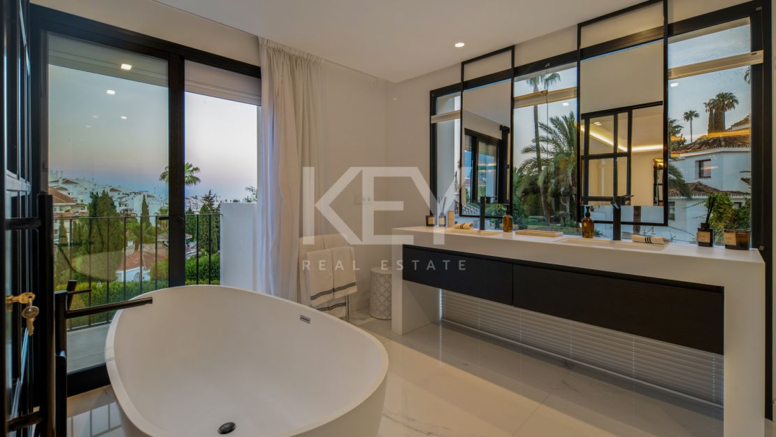 Contemporary Luxury Villa for Sale in Nueva Andalucía, Marbella