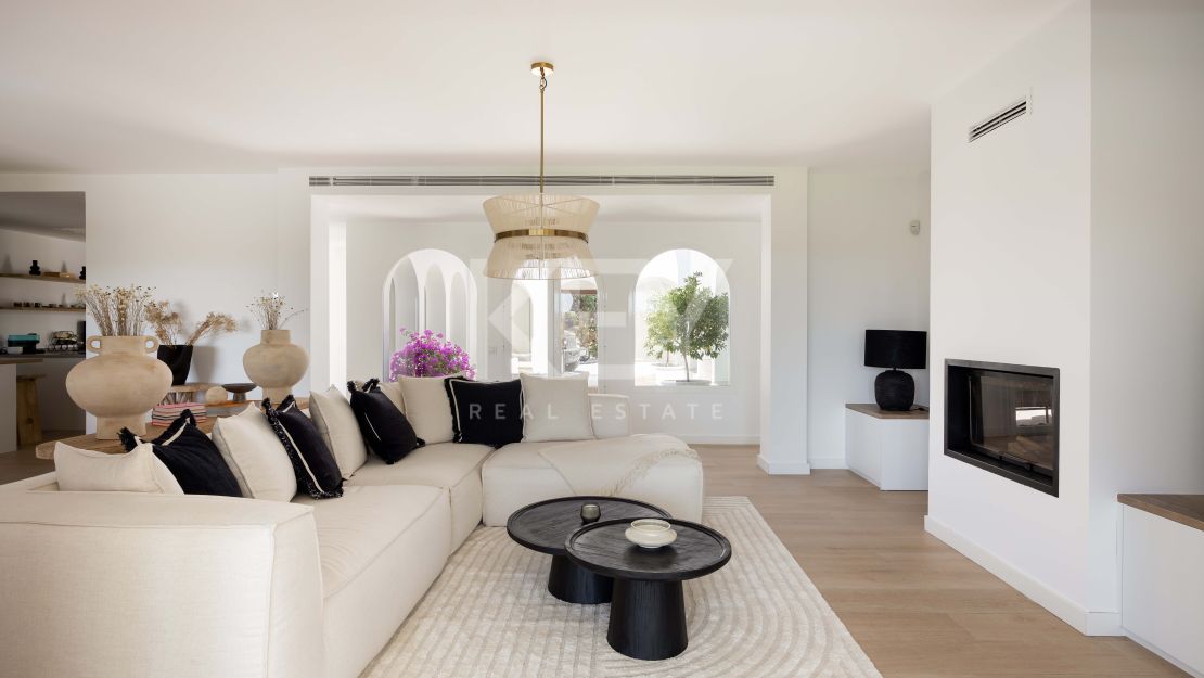 Frontline Golf Villa For Sale In El Paraíso, Benahavís With Heated Saltwater Pool And Tourist Rental Licence