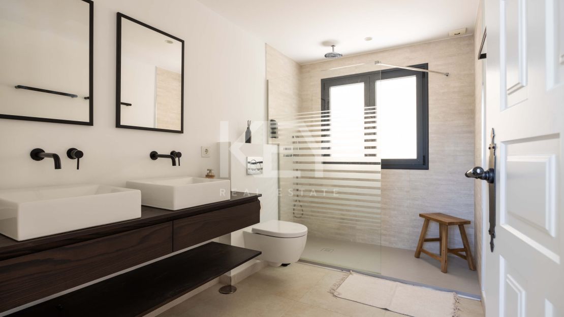 Frontline Golf Villa For Sale In El Paraíso, Benahavís With Heated Saltwater Pool And Tourist Rental Licence