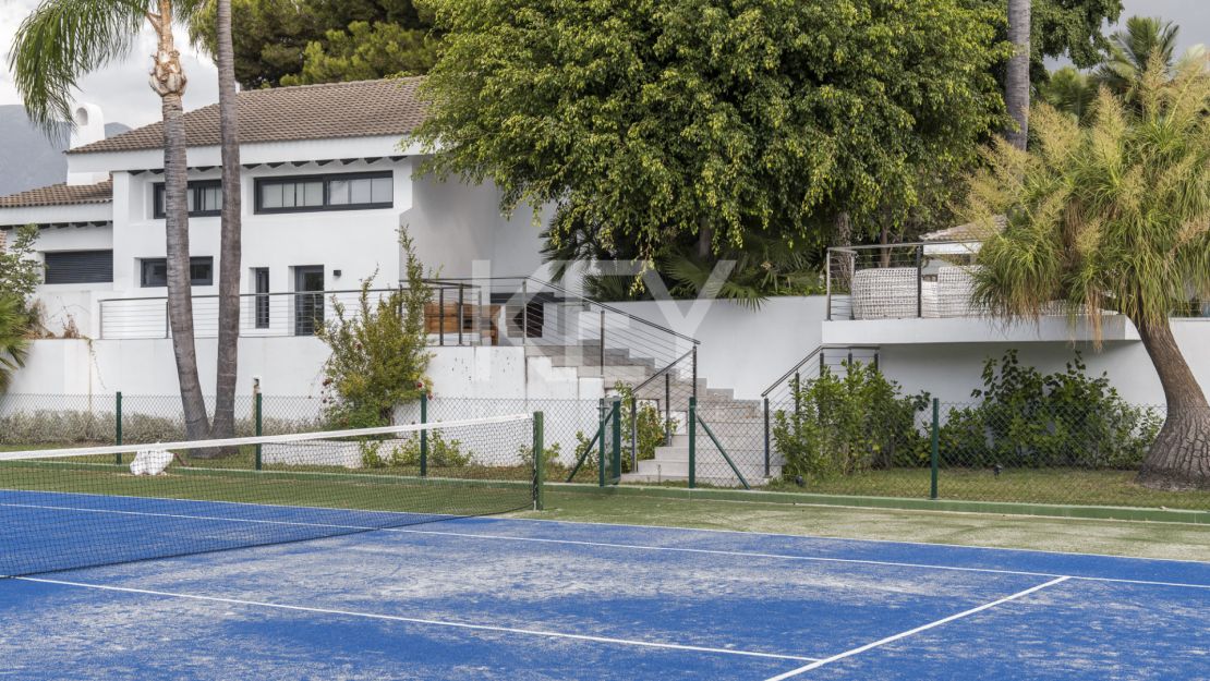 Elegant Single-Level Luxury Villa for Sale in El Real, East Marbella