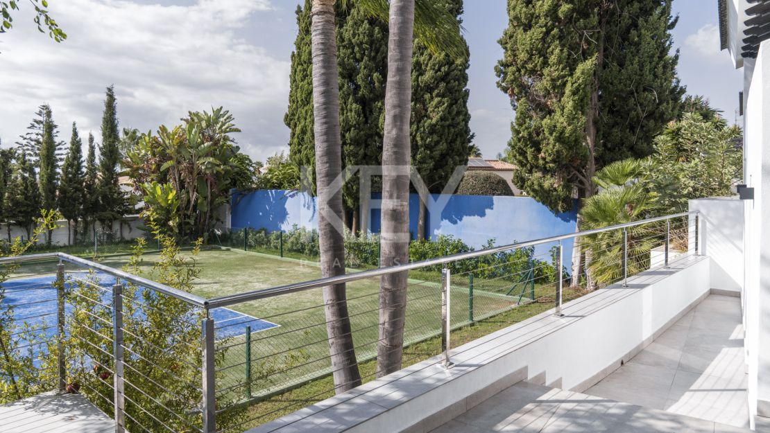 Elegant Single-Level Luxury Villa for Sale in El Real, East Marbella