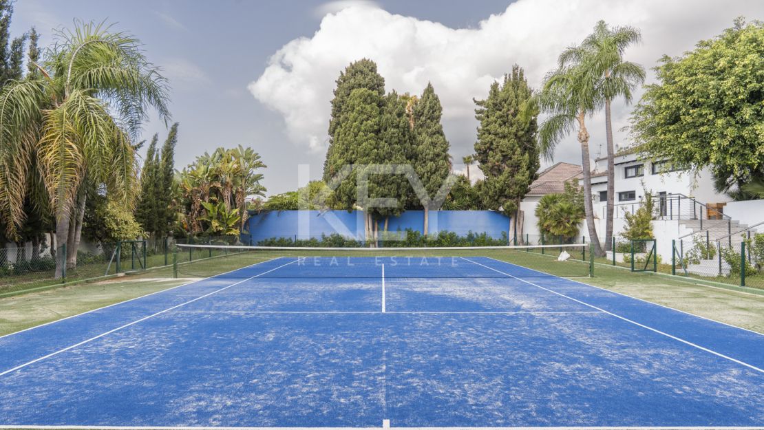 Elegant Single-Level Luxury Villa for Sale in El Real, East Marbella