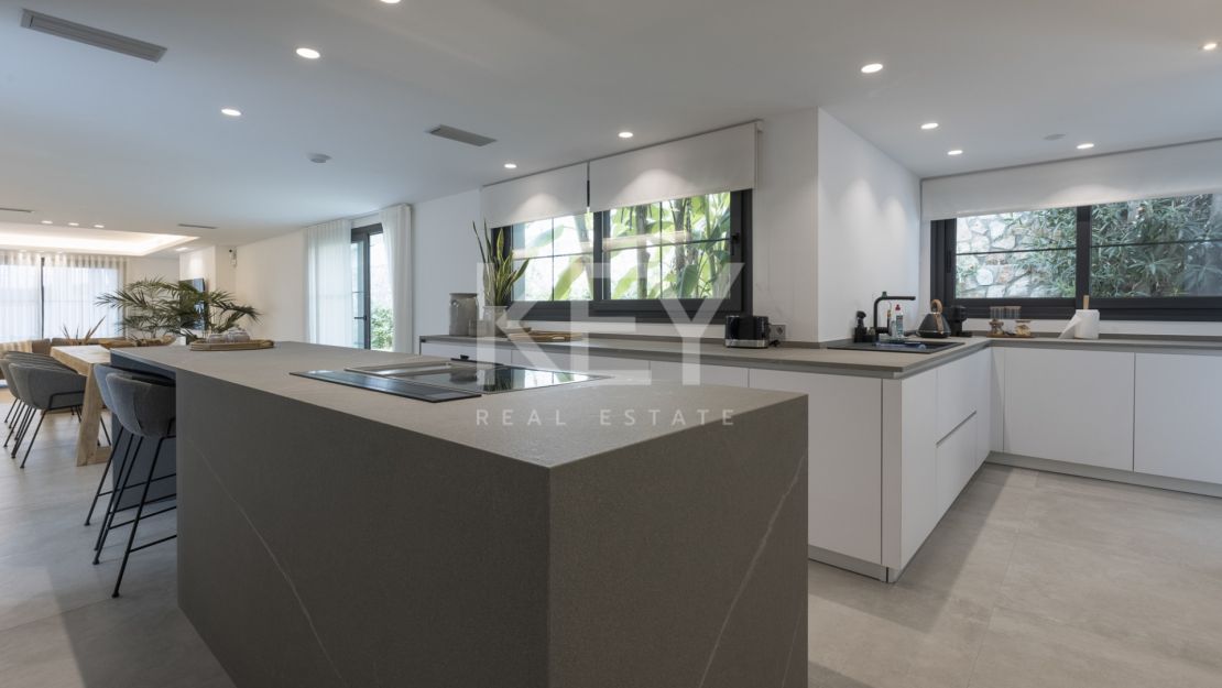 Elegant Single-Level Luxury Villa for Sale in El Real, East Marbella