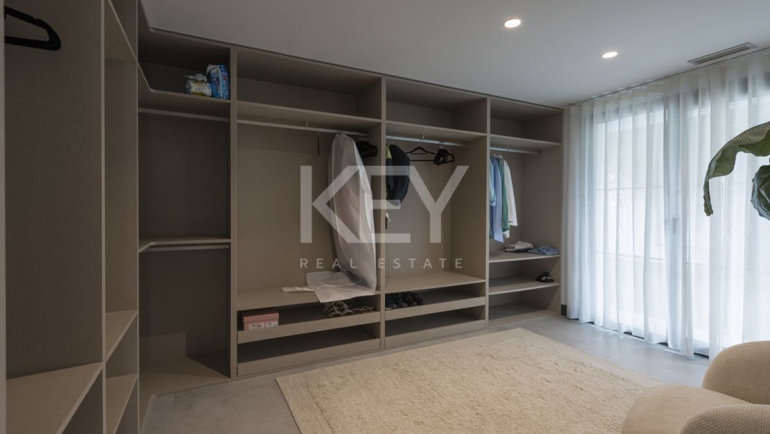 Elegant Single-Level Luxury Villa for Sale in El Real, East Marbella