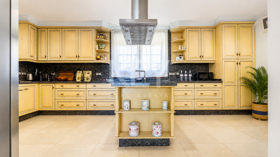 Investment Villa for Sale in La Quinta, Benahavís with Sea Views and Renovation Potential