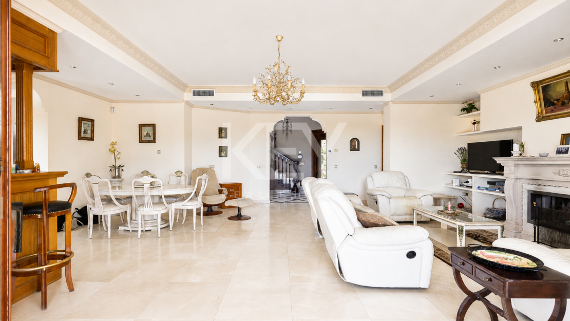 Investment Villa for Sale in La Quinta, Benahavís with Sea Views and Renovation Potential