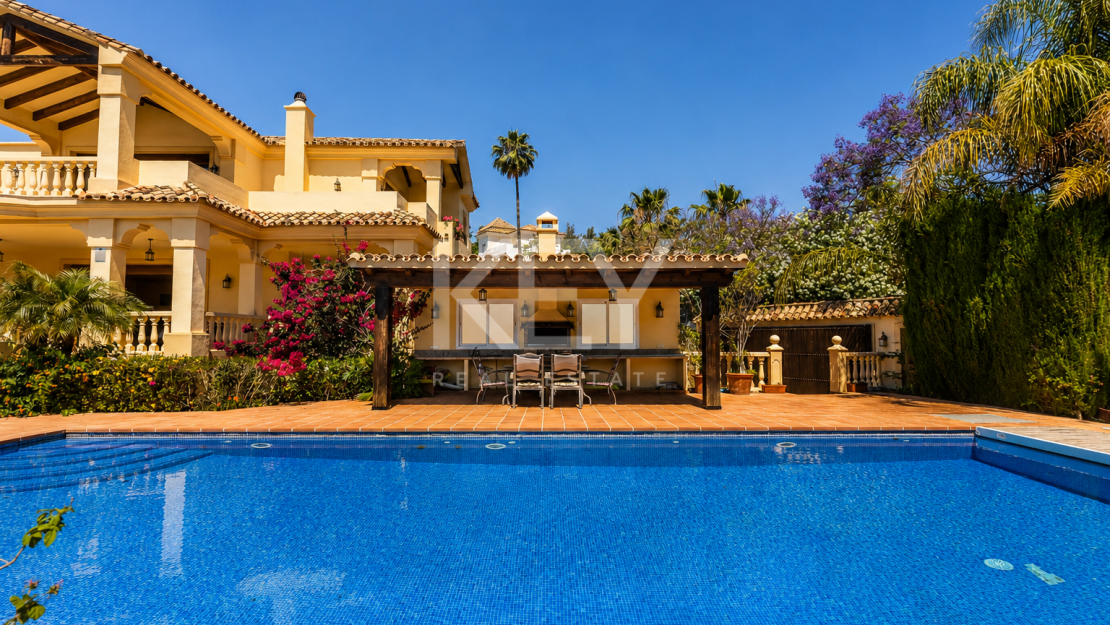 Investment Villa for Sale in La Quinta, Benahavís with Sea Views and Renovation Potential