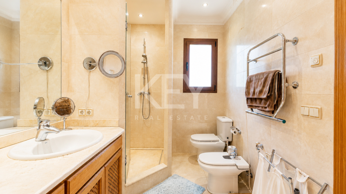 Investment Villa for Sale in La Quinta, Benahavís with Sea Views and Renovation Potential