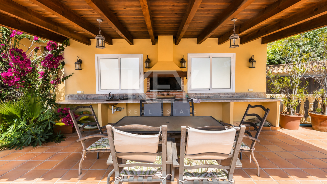 Investment Villa for Sale in La Quinta, Benahavís with Sea Views and Renovation Potential