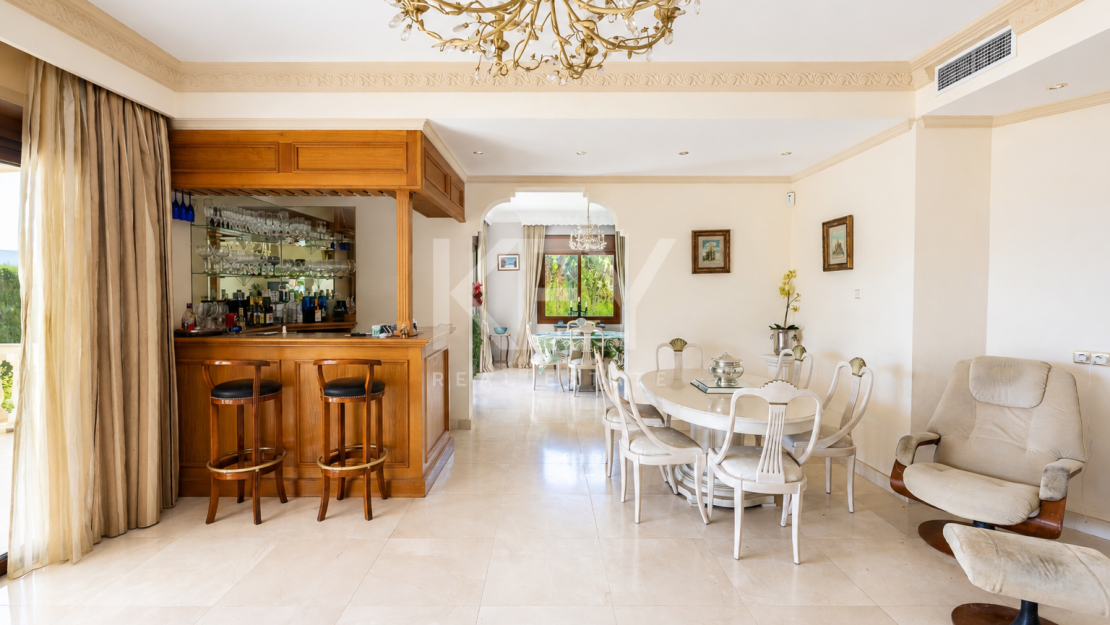 Investment Villa for Sale in La Quinta, Benahavís with Sea Views and Renovation Potential