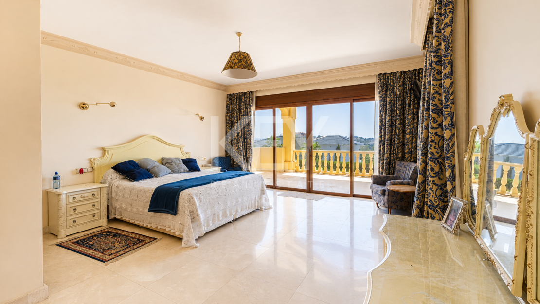 Investment Villa for Sale in La Quinta, Benahavís with Sea Views and Renovation Potential