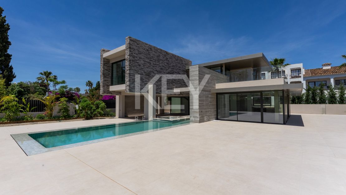 New Build Beachside Luxury Villa in Cortijo Blanco, Marbella