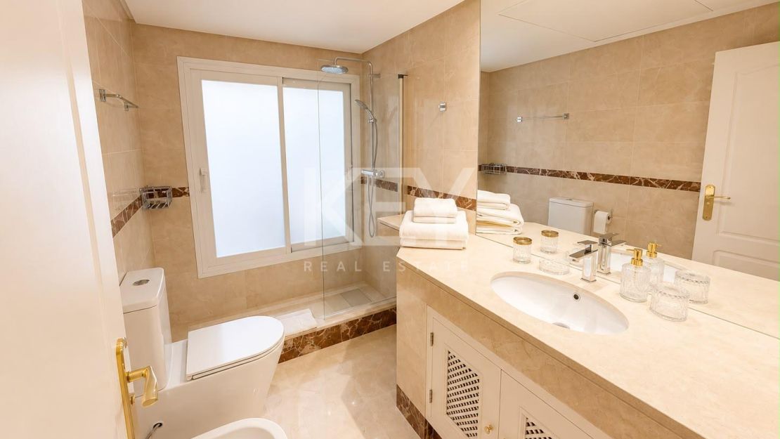 Precioso Apartamento Reformado en Planta Baja de Tres Dormitorios en Alquiler de Larga Temporada en Bahía de Alcántara, Marbella