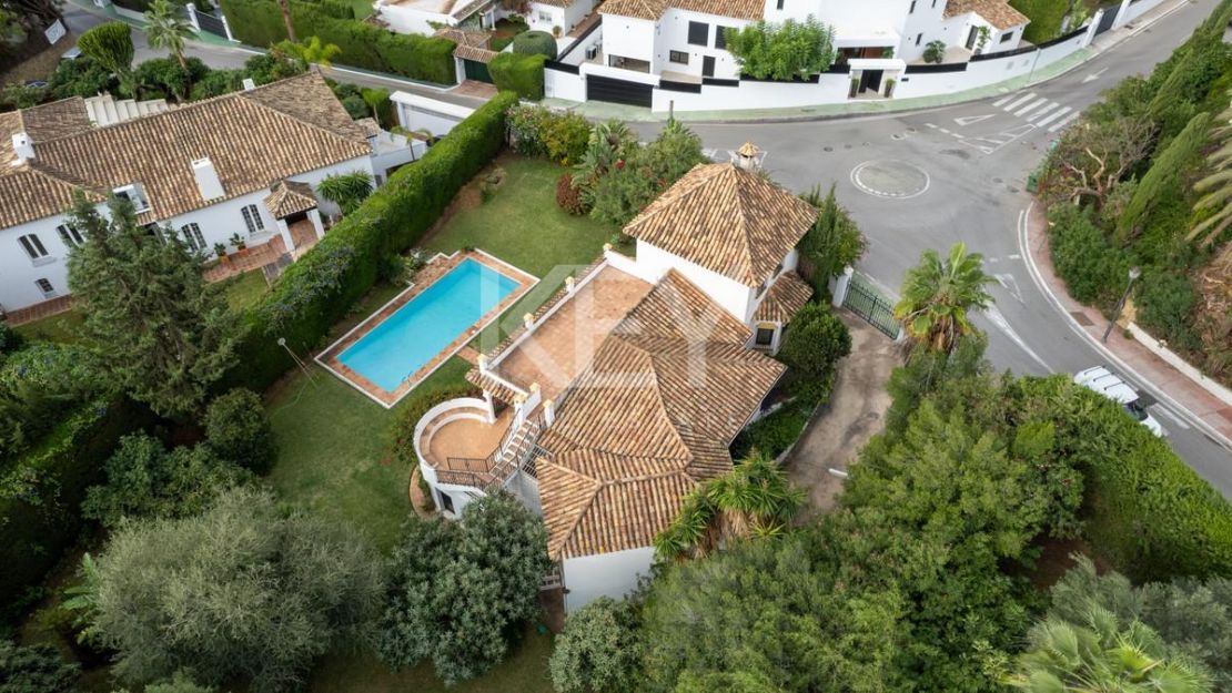 Redevelopment Villa for Sale in Rocío de Nagüeles, Marbella Golden Mile with Sea Views and Investment Potential