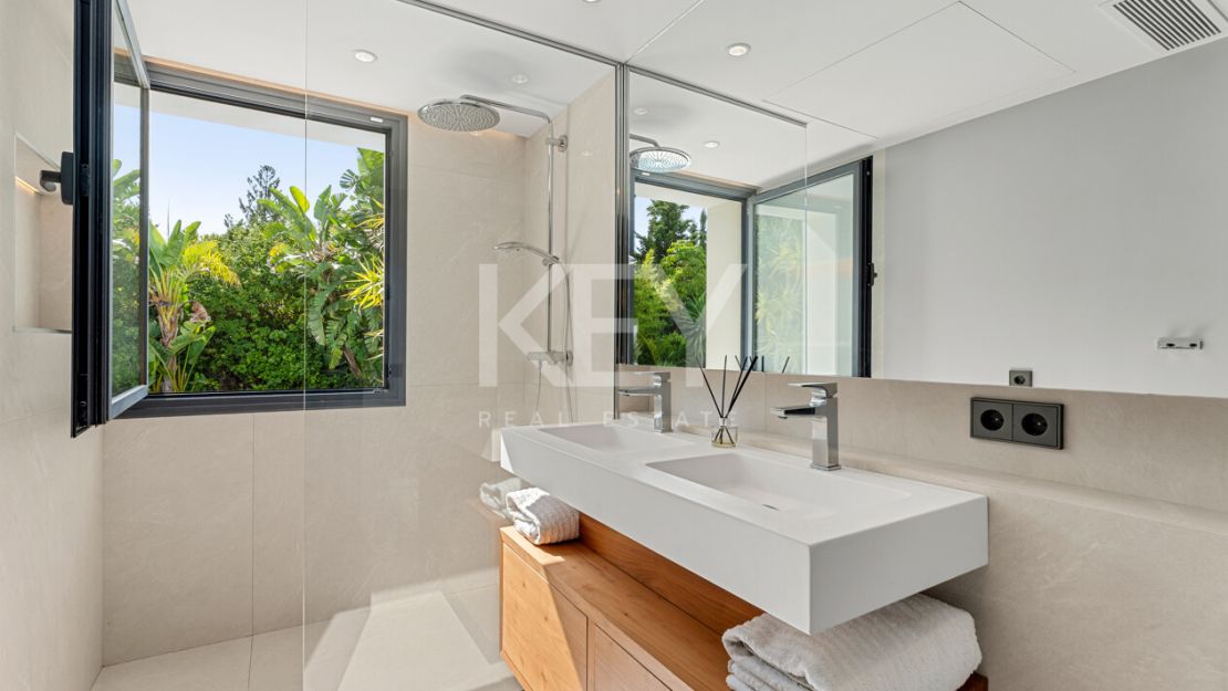 Luxury Villa for Sale in Las Brisas, Nueva Andalucía