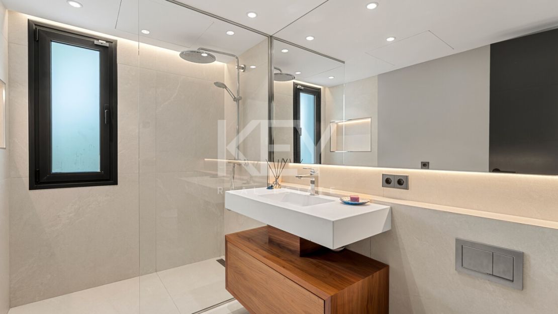 Luxury Villa for Sale in Las Brisas, Nueva Andalucía