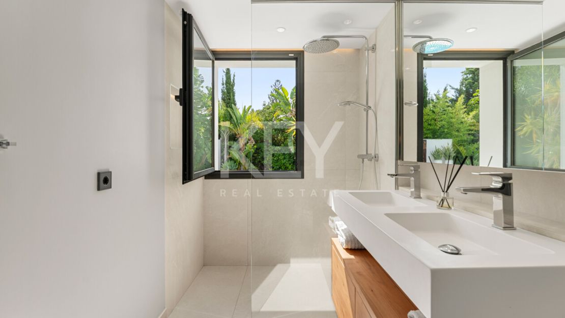 Luxury Villa for Sale in Las Brisas, Nueva Andalucía