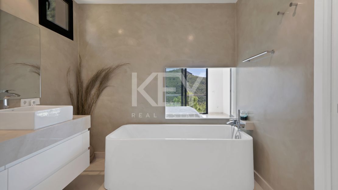 Impresionante Villa Contemporánea En La Exclusiva Urbanización Cerrada De Monte Mayor, Benahavís
