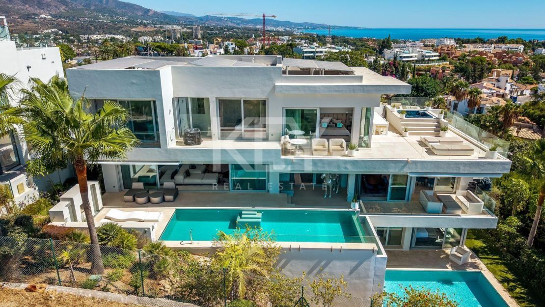 Elegant Villa with Panoramic Sea and Mountain Views in Benahavís, Marbella