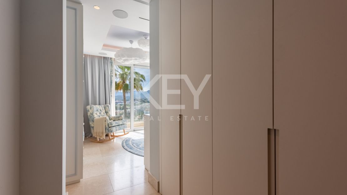 Elegant Villa with Panoramic Sea and Mountain Views in Benahavís, Marbella