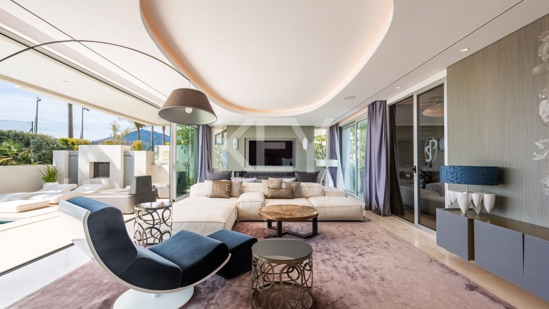 Elegant Villa with Panoramic Sea and Mountain Views in Benahavís, Marbella