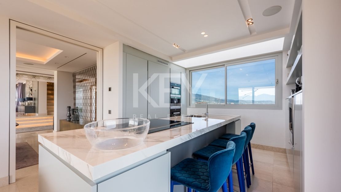 Elegant Villa with Panoramic Sea and Mountain Views in Benahavís, Marbella