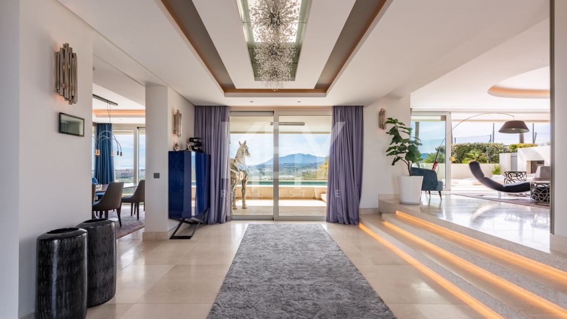 Elegant Villa with Panoramic Sea and Mountain Views in Benahavís, Marbella