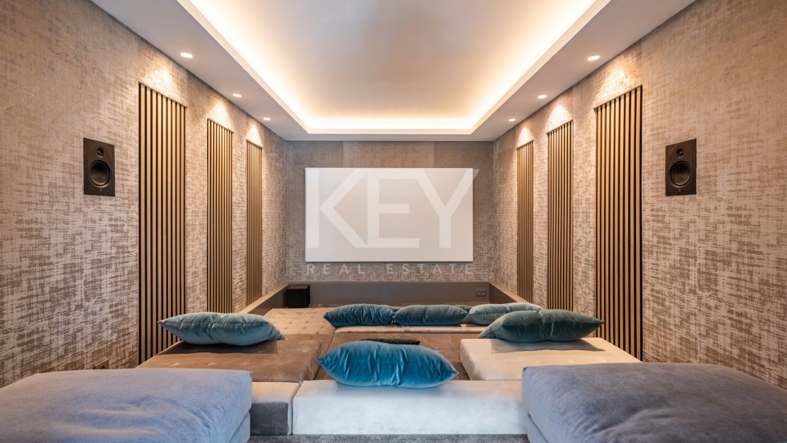 Elegant Villa with Panoramic Sea and Mountain Views in Benahavís, Marbella