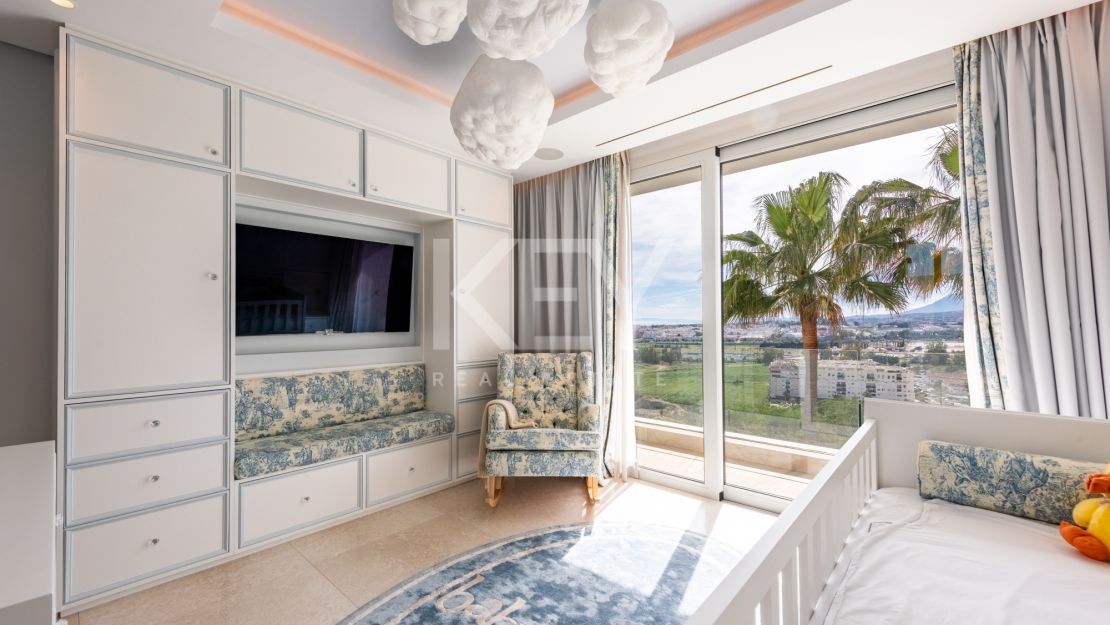 Elegant Villa with Panoramic Sea and Mountain Views in Benahavís, Marbella