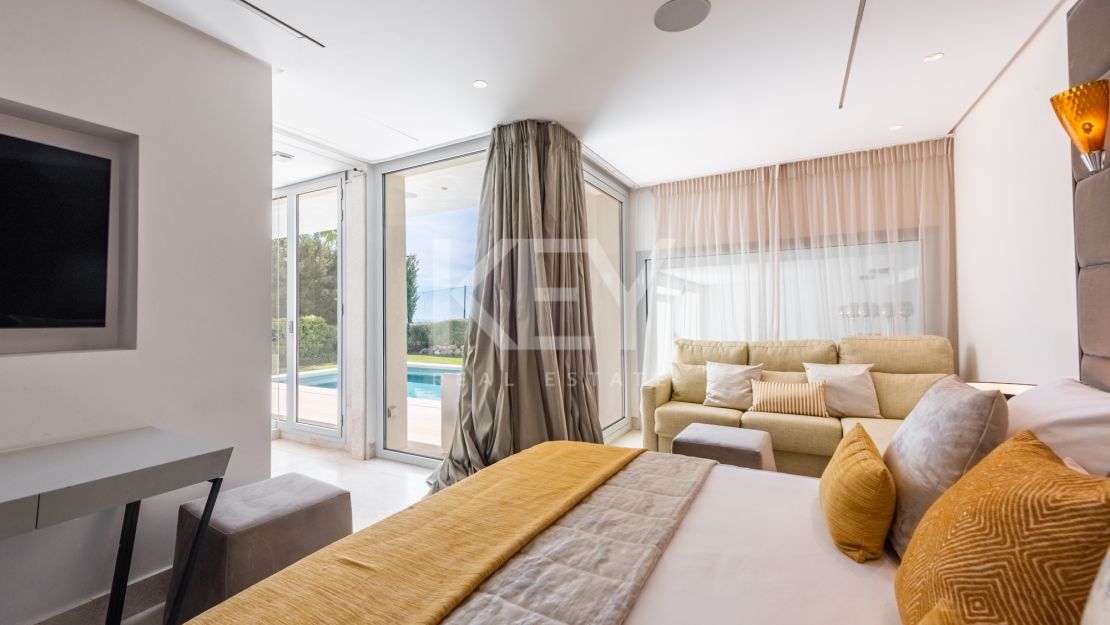 Elegant Villa with Panoramic Sea and Mountain Views in Benahavís, Marbella