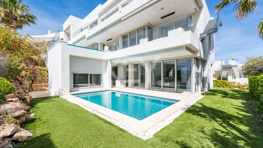 Elegant Villa with Panoramic Sea and Mountain Views in Benahavís, Marbella