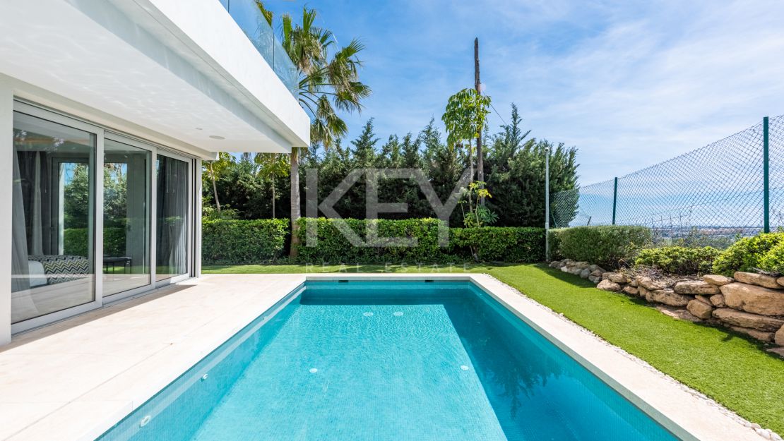 Elegant Villa with Panoramic Sea and Mountain Views in Benahavís, Marbella