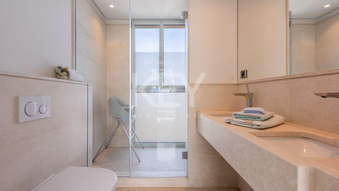 Elegant Villa with Panoramic Sea and Mountain Views in Benahavís, Marbella