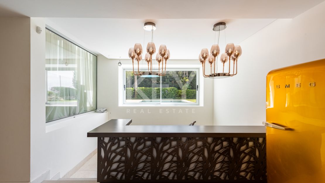 Elegant Villa with Panoramic Sea and Mountain Views in Benahavís, Marbella