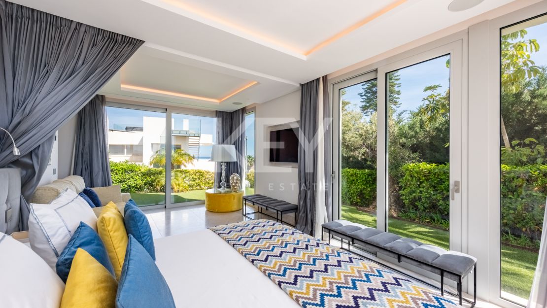 Elegant Villa with Panoramic Sea and Mountain Views in Benahavís, Marbella