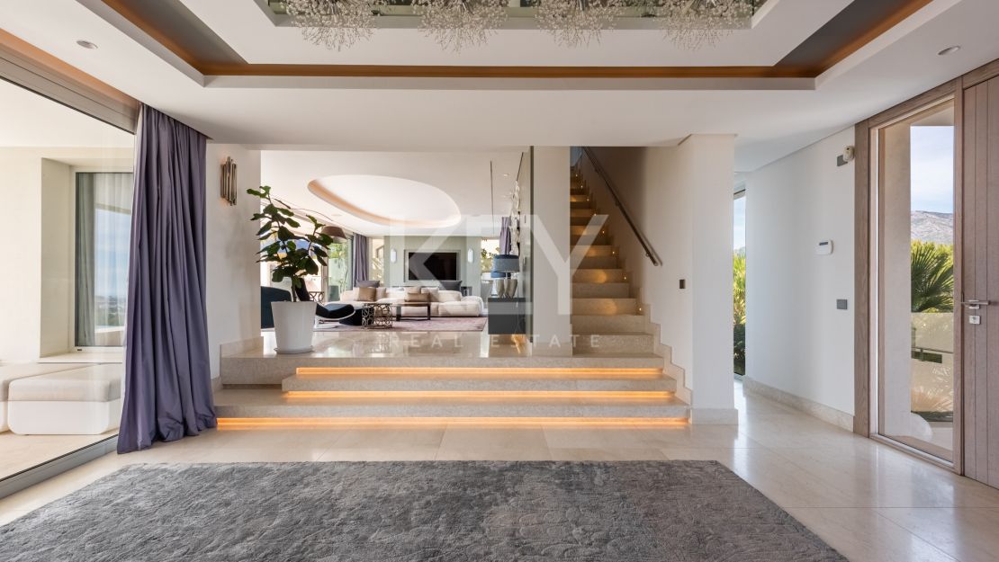 Elegant Villa with Panoramic Sea and Mountain Views in Benahavís, Marbella
