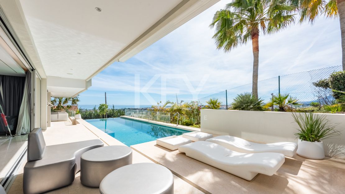 Elegant Villa with Panoramic Sea and Mountain Views in Benahavís, Marbella