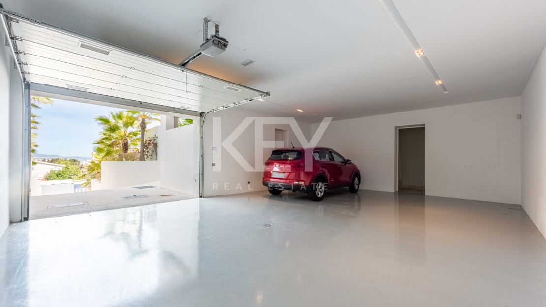 Elegant Villa with Panoramic Sea and Mountain Views in Benahavís, Marbella