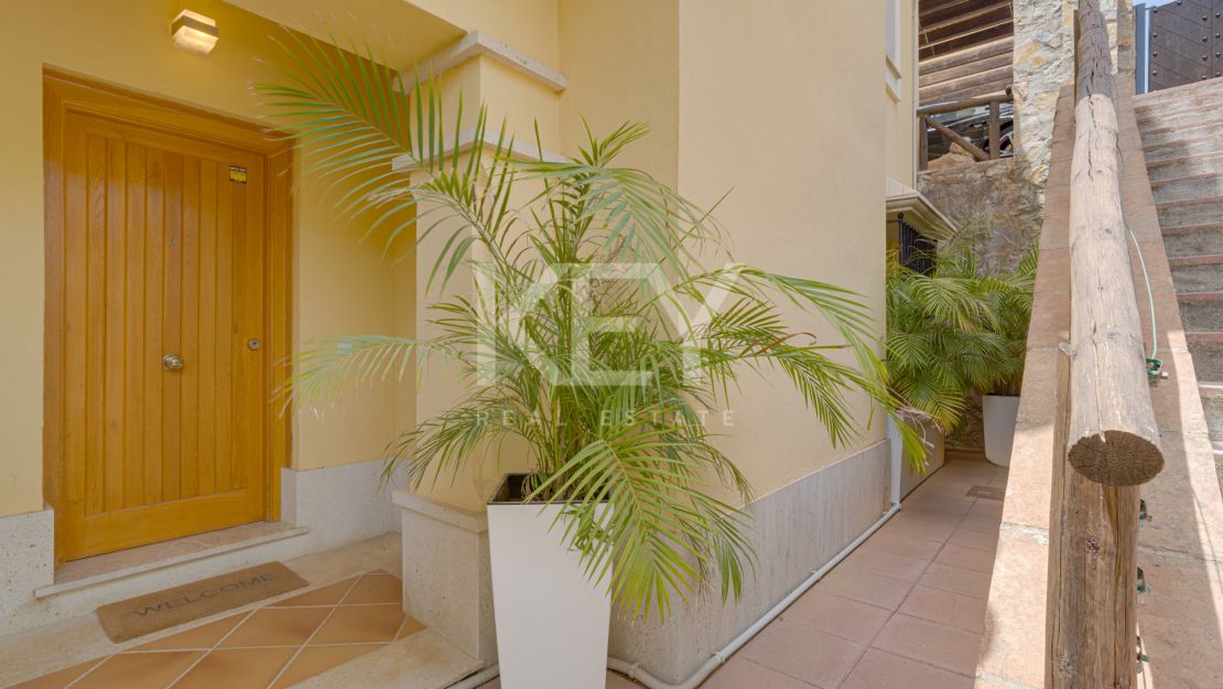 Hermosa Villa Contemporánea Orientada Al Sur En Venta En Santa Clara Golf, Marbella Con Vistas Panorámicas Al Mar