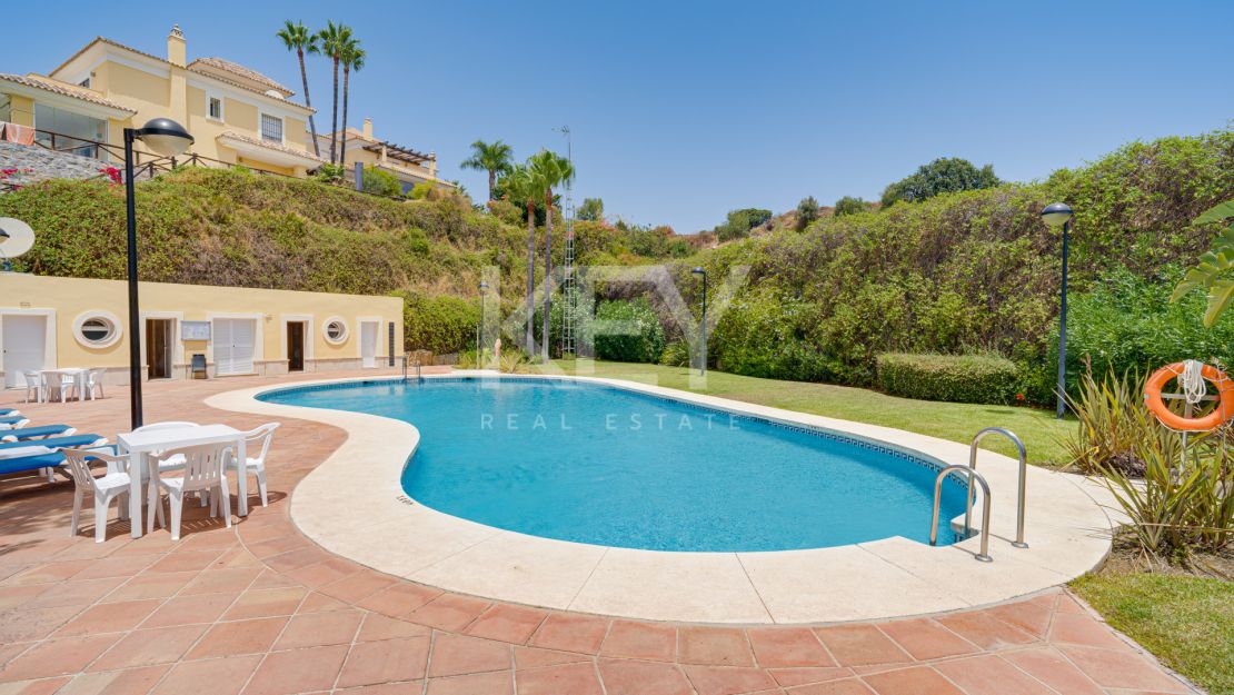 Hermosa Villa Contemporánea Orientada Al Sur En Venta En Santa Clara Golf, Marbella Con Vistas Panorámicas Al Mar